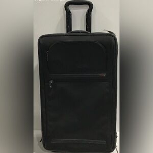 TUMI Alpha 2 Continental Expandable 22” 2 Wheel Carry on w/ clip in suitor